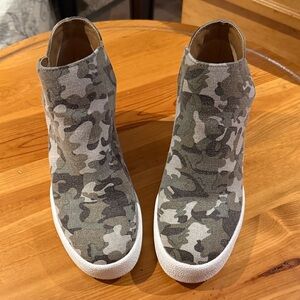 Camouflage High-Top Wedge Sneakers